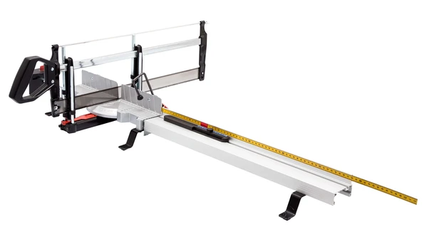Geringssåg med utdragbart längdanslag och måttskala för exakt kapning i verkstad och bygg