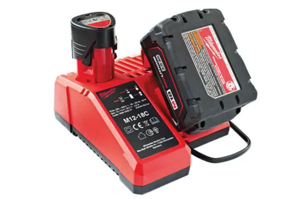 Milwaukee M12-18C snabbladdare med M18 batteri för effektiv och säker laddning av elverktyg