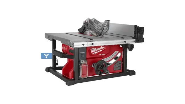 Milwaukee M18 FUEL bordssåg med stativ och justerbart parallellanhåll för exakt kapning av trä och skivmaterial på byggarbetsplats