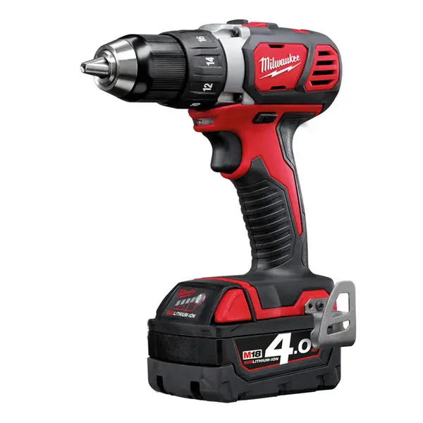 Milwaukee M18 borrmaskin med 4.0 Ah batteri och justerbart moment för borrning och skruvdragning i trä och metall