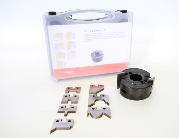 Stålsats TB90 med universalkutter och utbytbara profilstål i HSS levererade i förvaringsbox för effektiv serieproduktion.