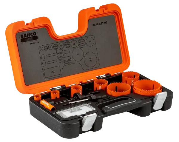 Bahco hålsågssats i robust förvaringsväska med flera hålsågar i olika dimensioner samt hållare och tillbehör för professionell håltagning i trä och byggmaterial.