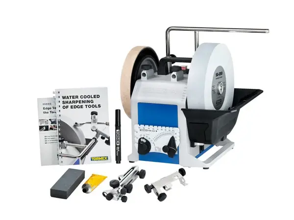 Tormek vattenkyld slipmaskin med slipskiva, brynskiva och jiggar för professionell precisionsslipning av knivar och verktyg.