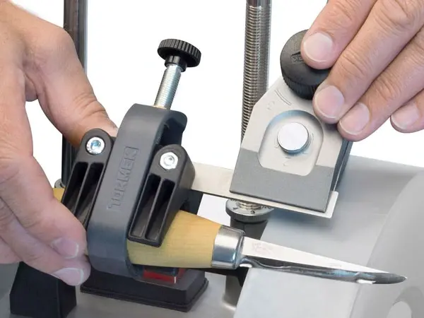 Tormek knivjigg monterad på slipmaskin för exakt inställning av eggvinkel vid precisionsslipning av knivblad.