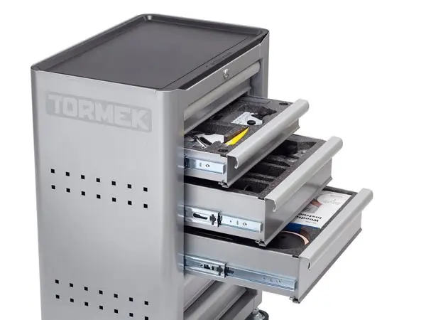Tormek förvaringsskåp med utdragbara lådor för organiserad förvaring av jiggar, slipskivor och tillbehör till Tormek slipmaskin.